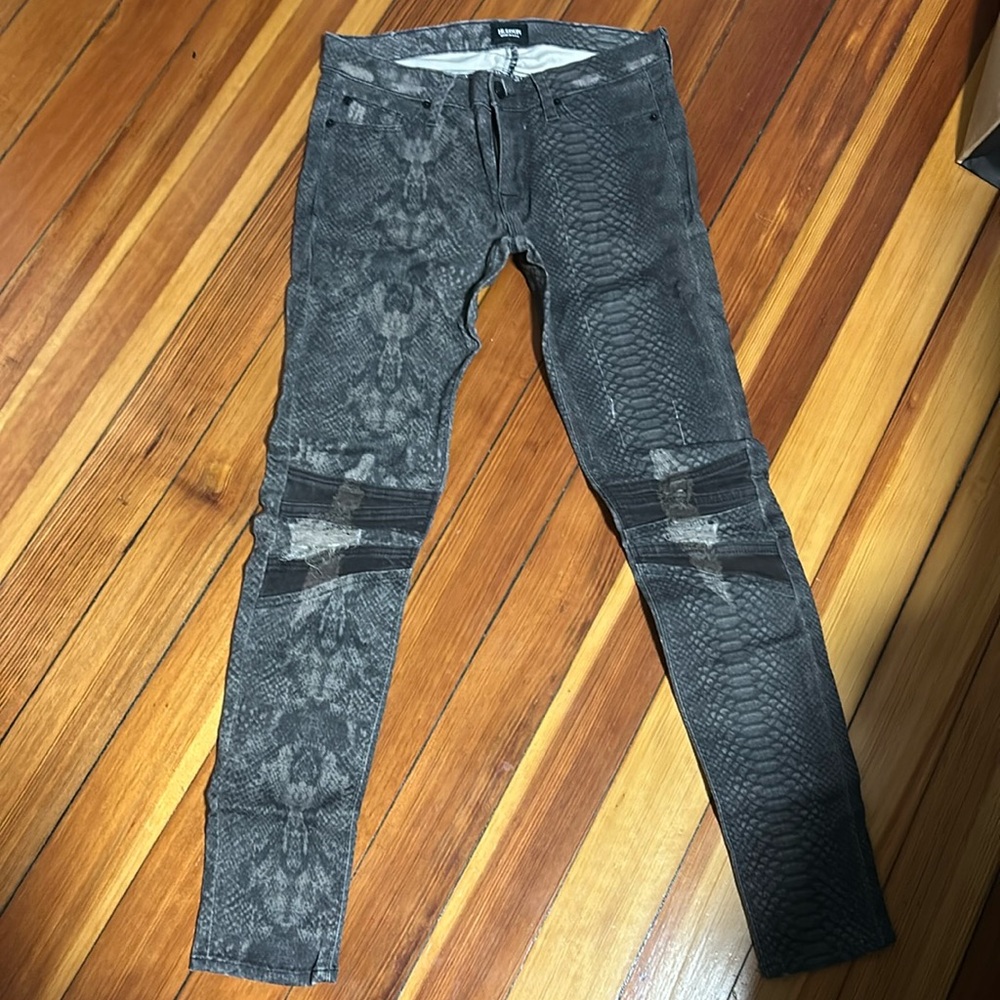 Hudson Krista
Slightly coated stretch animal print jean